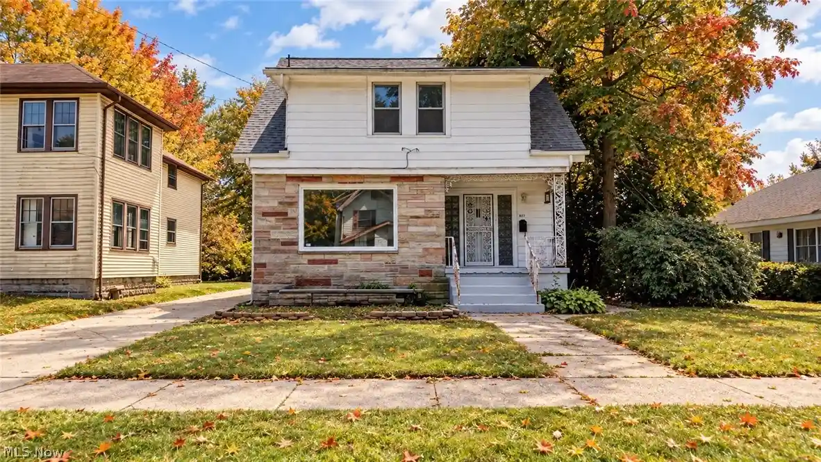Single family home for sale at 827 Kinsman St NW, Warren, OH 44483 | MLS# 5226399