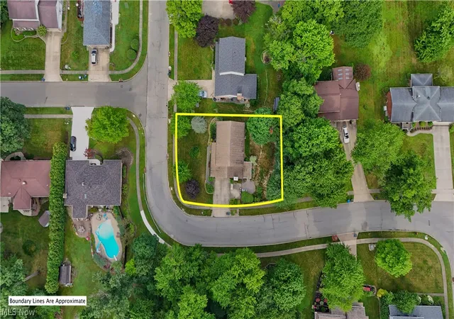 Photo 3 of Single family home for sale at 1660 Squaw Crk Dr, Girard, OH 44420 | MLS# 5226434 | Listing updated on 2026-09-29