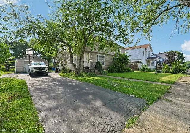 Listing Photo 2 - Condo for sale in building located at 116 Lafayette Ave, Niles, OH 44446