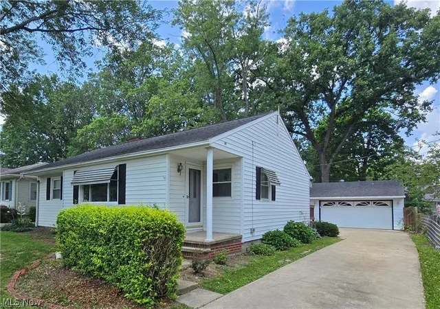 Homes for sale in Elyria, OH | 976 N Pasadena Ave, Elyria, OH 44035 | MLS# 5226719