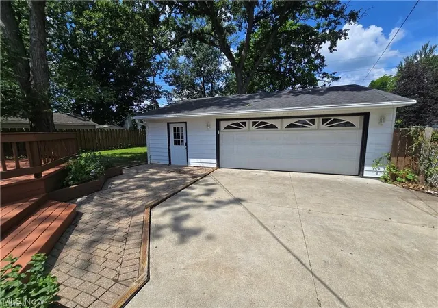 Homes for sale in Elyria, OH | 976 N Pasadena Ave, Elyria, OH 44035 | MLS# 5226719