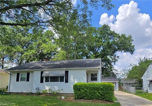 Homes for sale in Elyria, OH | 976 N Pasadena Ave, Elyria, OH 44035 | MLS# 5226719