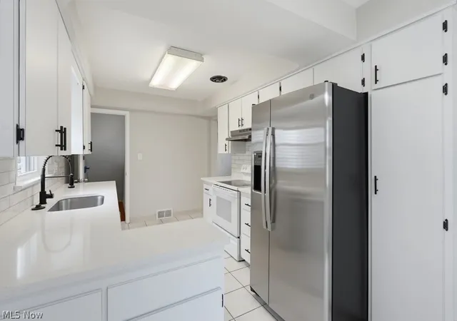 Photo 4 of Sale Pending at 4154 Stonehaven Rd, Cleveland, OH 44121 | MLS# 5225321 | Listing updated on 2026-08-28