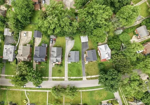 Listing Photo 2 - Condo for sale in building located at 4230 Chester Dr, Youngstown, OH 44512 - Unit #