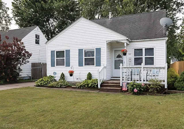 1st image of 521 Cambridge Ave, Elyria, OH 44035 | MLS# 5226473