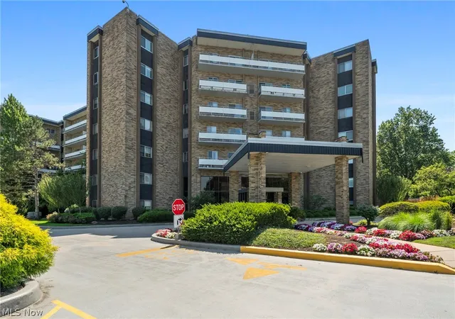 2nd image of 2202 Acacia Park Dr, Lyndhurst, OH 44124