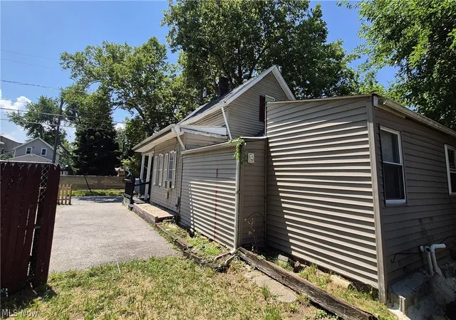 Photo 4 of Single family home for sale at 3026 Erin Ave, Cleveland, OH 44113 | MLS# 5226863 | Listing updated on 2026-08-18