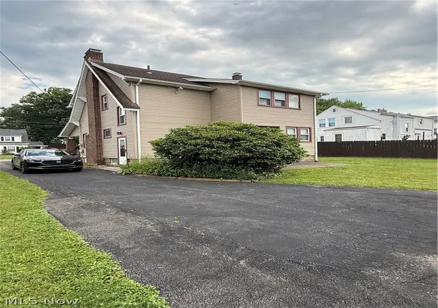 Photo 2 of Single family home for sale at 34 Maple Dr, Youngstown, OH 44512 | MLS# 5226915 | Listing updated on 2026-08-22
