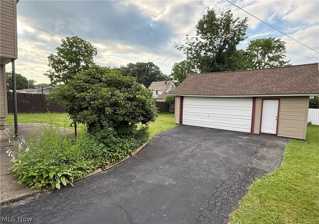 Photo 3 of Single family home for sale at 34 Maple Dr, Youngstown, OH 44512 | MLS# 5226915 | Listing updated on 2026-08-22