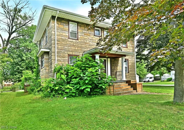 Photo 2 of Single family home for sale at 405 Oak Knoll Ave Se, Warren, OH 44483 | MLS# 5227063 | Listing updated on 2026-09-24
