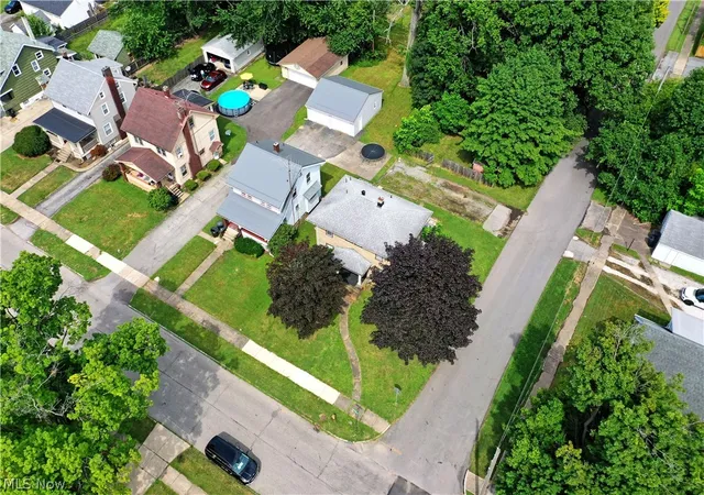 Photo 3 of Single family home for sale at 405 Oak Knoll Ave Se, Warren, OH 44483 | MLS# 5227063 | Listing updated on 2026-09-24