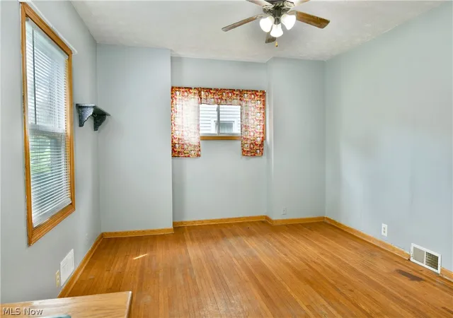 Photo 4 of Single family home for sale at 405 Oak Knoll Ave SE, Warren, OH 44483 | MLS# 5227063 | Listing updated on 2026-09-24