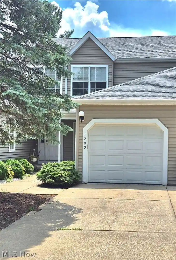 Photo 1 of Sale Pending at 1209 Summerfield Ln Ne, Warren, OH 44483 | MLS# 5227302 | Listing updated on 2026-10-15