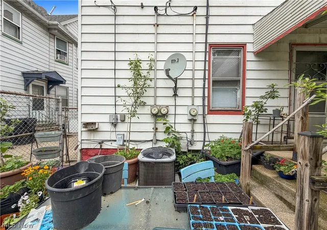 Listing Photo 2 - Condo for sale in building located at 3711 Daisy Ave, Cleveland, OH 44109 - Unit #