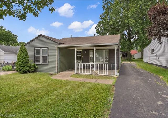 Photo 2 of Single family home for sale at 1542 Lynn Ave, Youngstown, OH 44514 | MLS# 5214384 | Listing updated on 2026-08-21