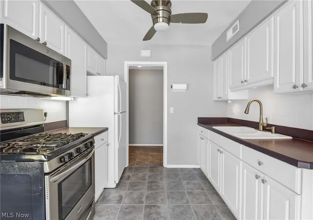 Listing Photo 4 - Condo for sale in building located at 20466 Williamsburg Ct, Middleburg Heights, OH 44130 - Unit #208B