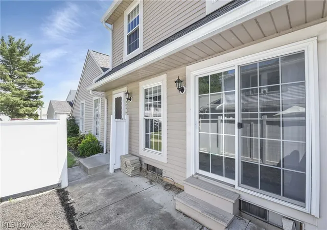 Listing Photo 5 - Condo for sale in building located at 20466 Williamsburg Ct, Middleburg Heights, OH 44130 - Unit #208B