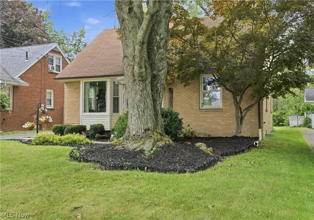 Photo 2 of Sale Pending at 716 Eastland Ave Se, Warren, OH 44484 | MLS# 5227349 | Listing updated on 2026-08-17