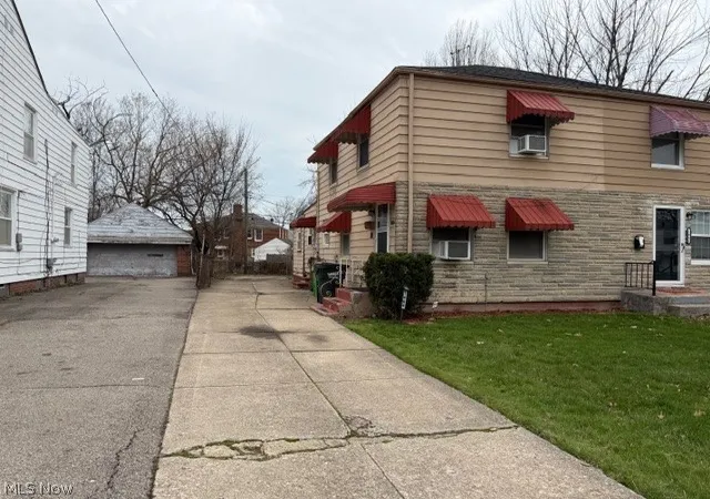 3rd image of 1464 E 250Th St #E, Euclid, OH 44117 | MLS# 5227463