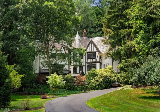 Photo 3 of Mansion for sale at 2421 Brentwood Rd Nw, Canton, OH 44708 | MLS# 5223466 | Listing updated on 2026-08-05