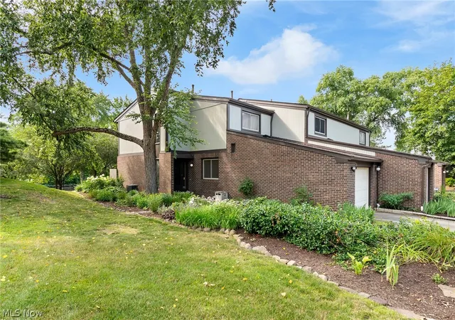 3rd image of 174 St Clair Dr, Akron, OH 44307 | MLS# 5227466