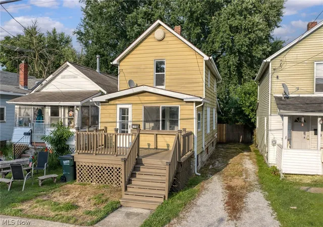 2nd image of 109 15th St Nw, Barberton, OH 44203 | MLS# 5227347