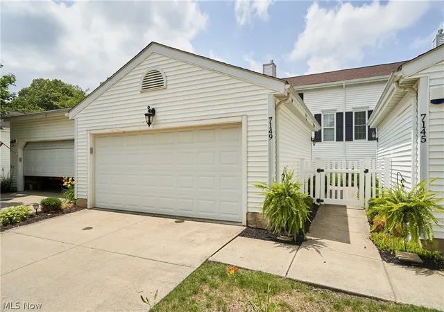 Homes for sale in Brecksville, OH | 7149 W Cross Creek Trl, Brecksville, OH 44141 | MLS# 5226973