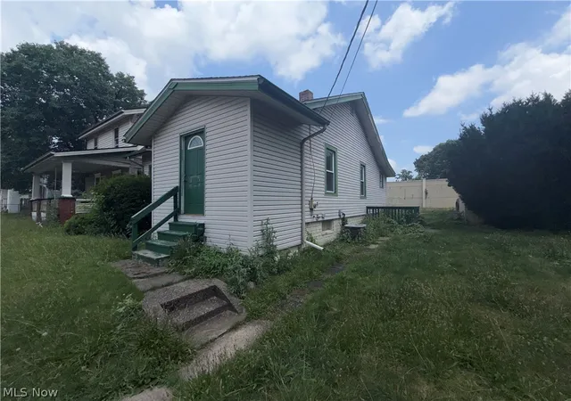 3rd image of 818 Halter Ct Nw, Canton, OH 44708 | MLS# 5227629