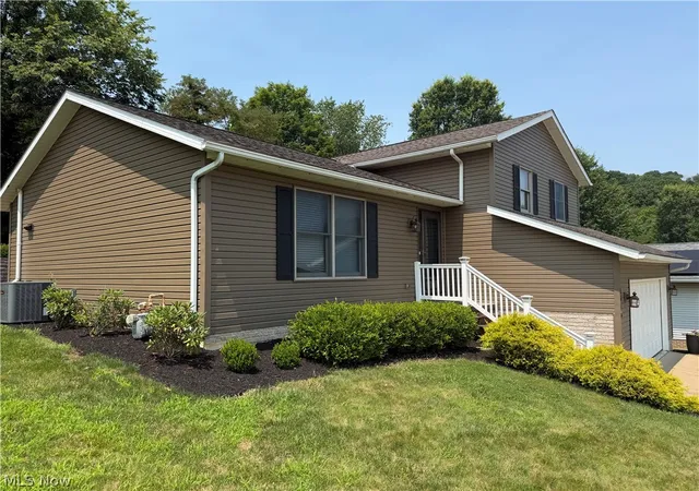 Photo 3 of Single family home for sale at 1016 Thomas Dr Sw, New Philadelphia, OH 44663 | MLS# 5227626 | Listing updated on 2026-07-29