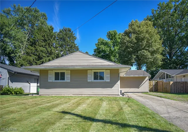 Homes for sale in Berea, OH | 525 Abbyshire Dr, Berea, OH 44017 | MLS# 5225310
