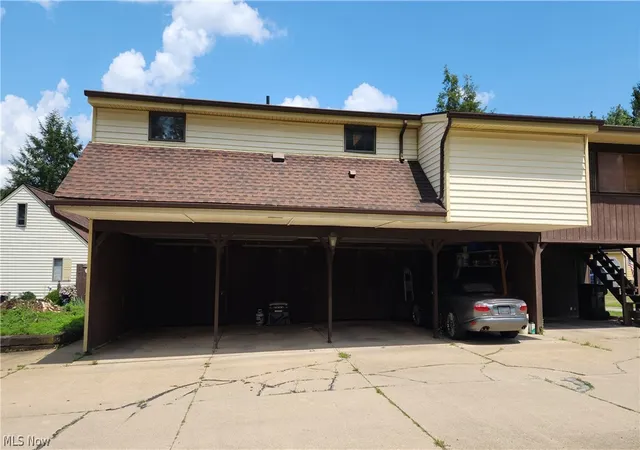 Listing Photo 2 - Condo for sale in building located at 46103 New England Sq, New Waterford, OH 44445 - Unit #B