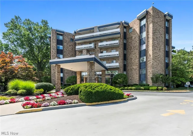 2nd image of 2112 Acacia Park Dr, Lyndhurst, OH 44124