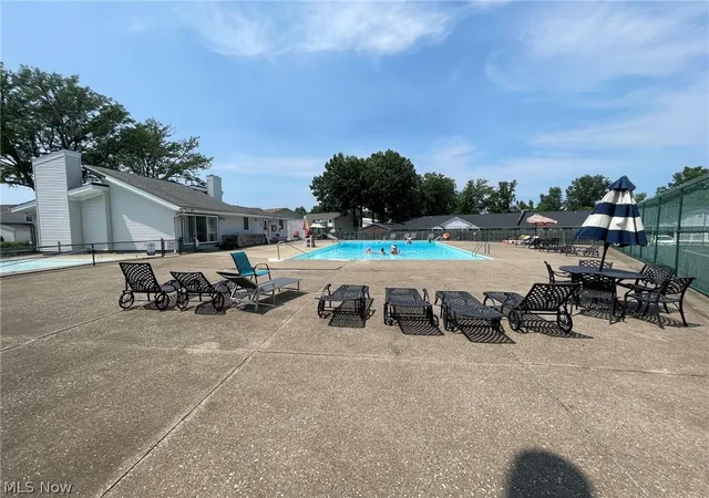 Listing Photo 2 - Condo for sale in building located at 5536 Bretton Ct, Willoughby, OH 44094 - Unit #C