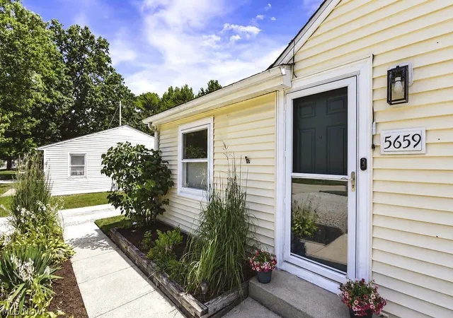 Homes for sale in North Ridgeville, OH | 5659 Pleasant St, North Ridgeville, OH 44039 | MLS# 5227656