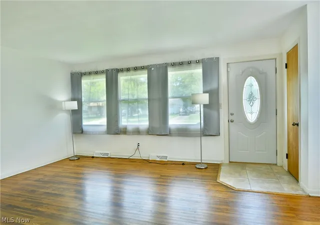 Photo 3 of Single family home for sale at 2231 Stewart Dr Nw, Warren, OH 44485 | MLS# 5227760 | Listing updated on 2026-09-22
