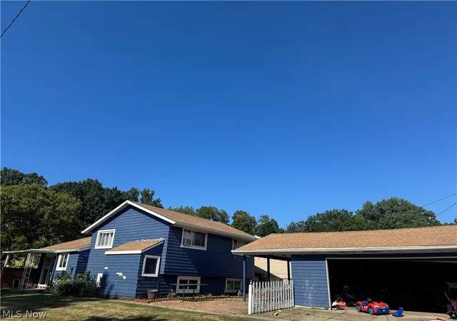 Photo 2 of Single family home for sale at 19219 Davinwood Dr, Cleveland, OH 44135 | MLS# 5228168 | Listing updated on 2026-08-17