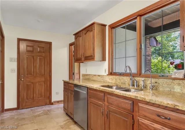4th image of 11785 Arbor Glen Dr, Chardon, OH 44024 | MLS# 5227965