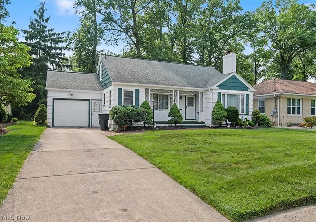 1st image of 631 Adelaide Ave Ne, Warren, OH 44483 | MLS# 5228398