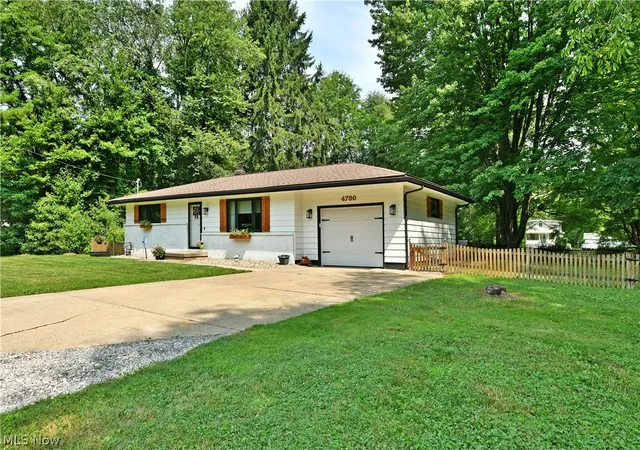 Homes for sale in Newton Falls, OH | 4790 Scott St, Newton Falls, OH 44444 | MLS# 5228347