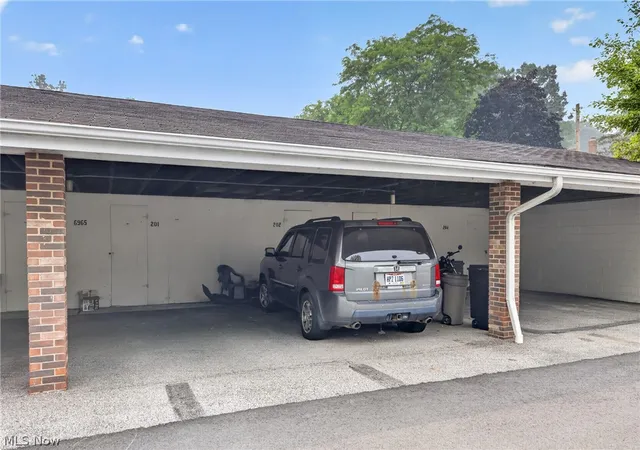 Homes for sale in Brecksville, OH | 6965 Carriage Hill Dr #201, Brecksville, OH 44141 | MLS# 5228430