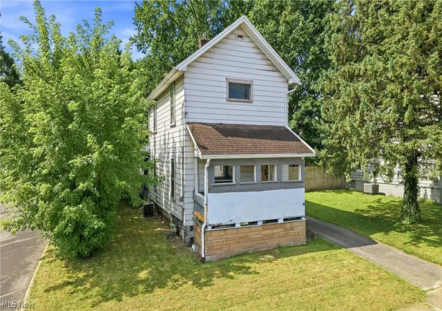 Photo 2 of Single family home for sale at 22 Spring St, Struthers, OH 44471 | MLS# 5224109 | Listing updated on 2026-07-26
