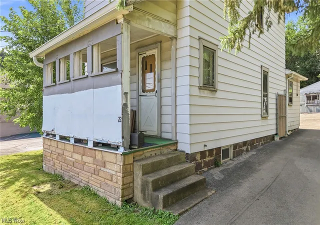 Photo 3 of Single family home for sale at 22 Spring St, Struthers, OH 44471 | MLS# 5224109 | Listing updated on 2026-07-26