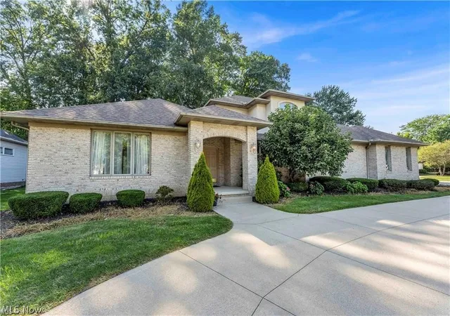 Photo 2 of Single family home for sale at 416 Castle Pines Dr, Akron, OH 44333 | MLS# 5228524 | Listing updated on 2026-08-21
