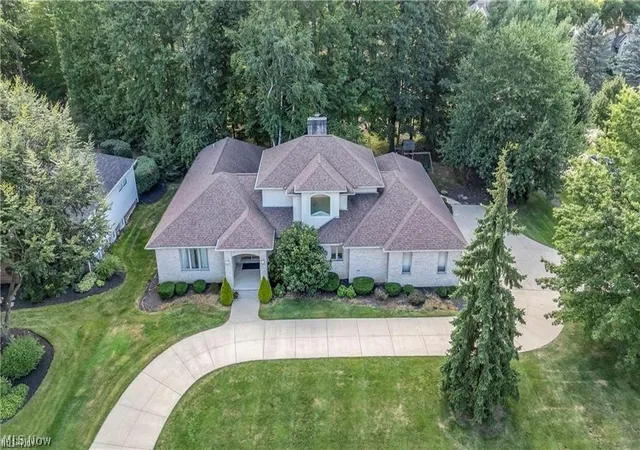 Photo 3 of Single family home for sale at 416 Castle Pines Dr, Akron, OH 44333 | MLS# 5228524 | Listing updated on 2026-08-21