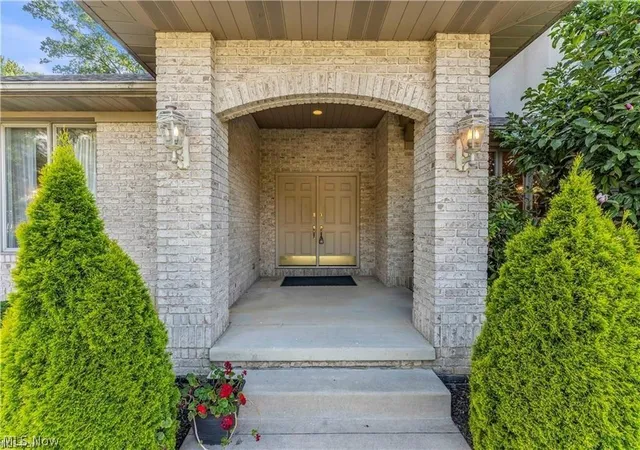 Photo 4 of Single family home for sale at 416 Castle Pines Dr, Akron, OH 44333 | MLS# 5228524 | Listing updated on 2026-08-21