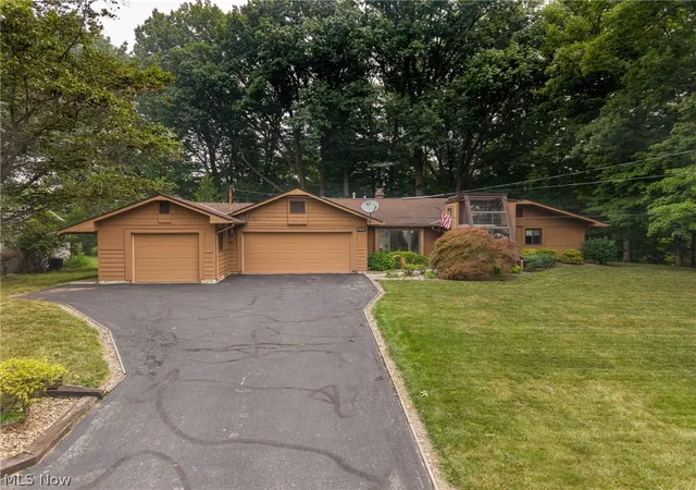 Homes for sale in Berea, OH | 662 Barrett Rd, Berea, OH 44017 | MLS# 5228551
