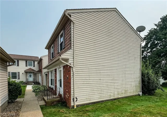 Listing Photo 2 - Condo for sale in building located at 536 Austin Dr, Barberton, OH 44203 - Unit #F
