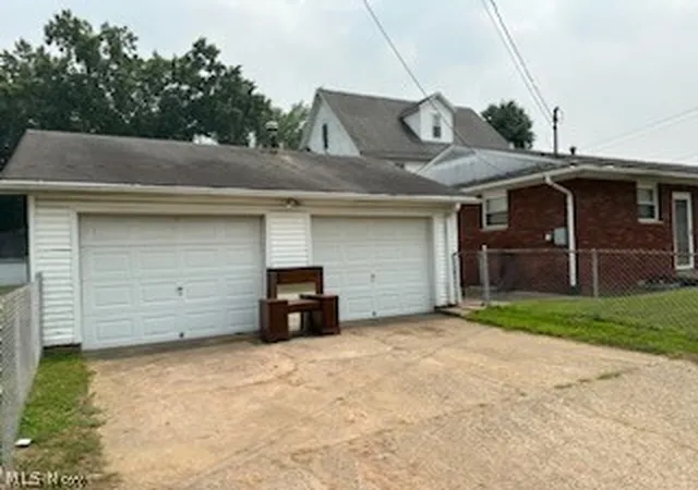2nd image of 901 32nd St, Parkersburg, WV 26104 | MLS# 5228670