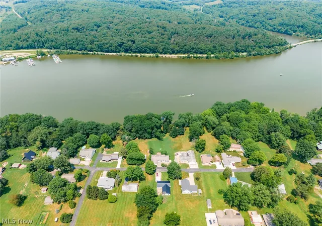 3rd image of 6102 Vale View Dr Sw, Sherrodsville, OH 44675 | MLS# 5228522