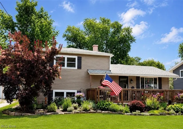 Photo 2 of Single family home for sale at 905 West Dr, Sheffield Lake, OH 44054 | MLS# 5228643 | Listing updated on 2026-07-21